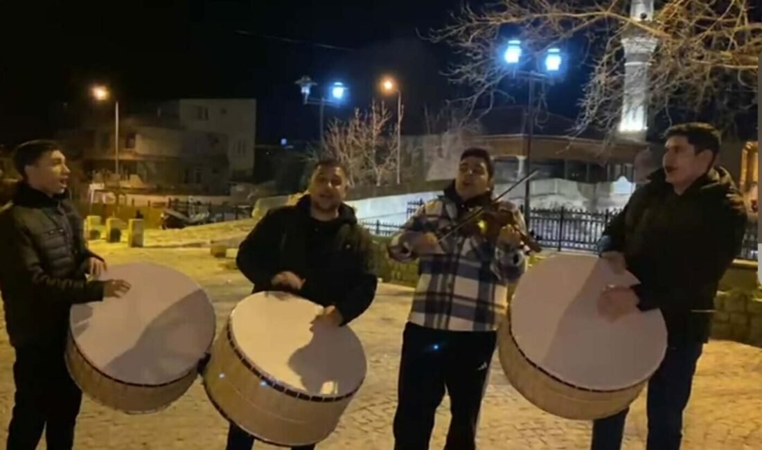 Fatih DALDAL/BAYRAMİÇ (Çanakkale), (DHA)- ÇANAKKALE'nin Bayramiç ilçesinde yaşayanlar, sahura davul