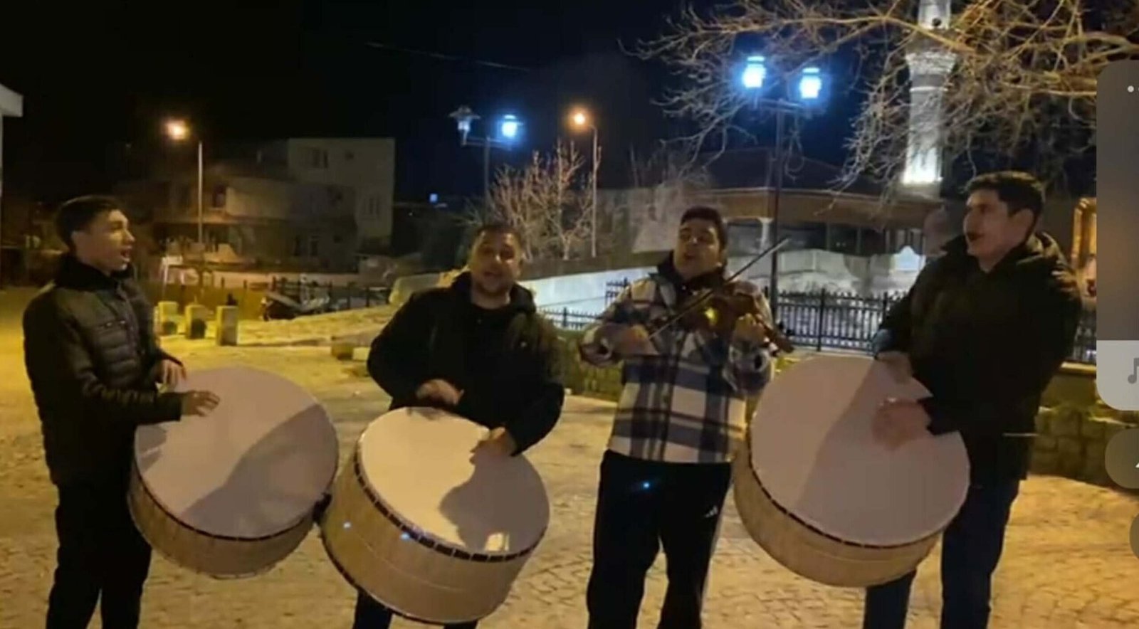 Fatih DALDAL/BAYRAMİÇ (Çanakkale), (DHA)- ÇANAKKALE'nin Bayramiç ilçesinde yaşayanlar, sahura davul