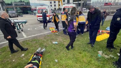 Emre ÖNCEL/SAMSUN, (DHA)- SAMSUN'da sürücünün direksiyon kontrolünü kaybettiği otobüs, yan