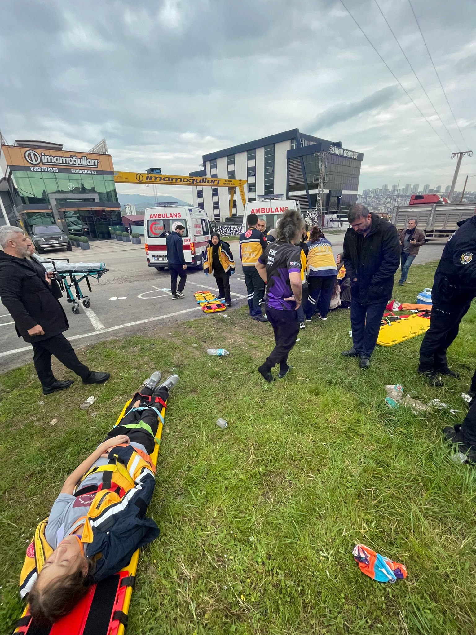 Emre ÖNCEL/SAMSUN, (DHA)- SAMSUN'da sürücünün direksiyon kontrolünü kaybettiği otobüs, yan