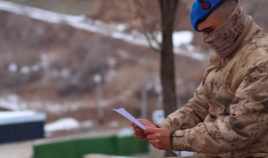 Samsunlu öğrencilerin yazdığı duygu dolu mektuplar Mehmetçiğe moral oldu Sekvan KÜDEN/ŞIRNAK, (DHA)- ŞIRNAK’ta vatani görevini sürdüren Mehmetçik, Samsun’da ilkokul