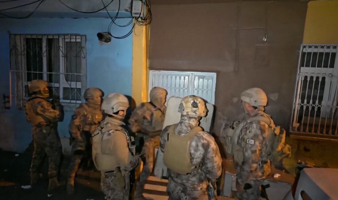 Sanal medyadan suç örgütü propagandası yapan 94 şüpheliye gözaltı ADANA, (DHA)- ADANA'da sanal medyadan suç örgütü propagandası yapan, suç