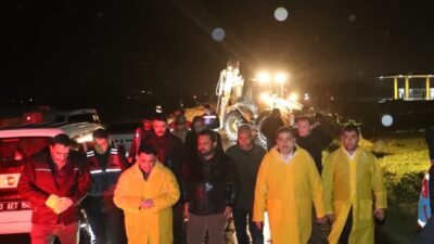 Ali LEYLAK/ŞANLIURFA, (DHA)-ŞANLIURFA'da sağanak sonrası dere taştı; su altında kalan