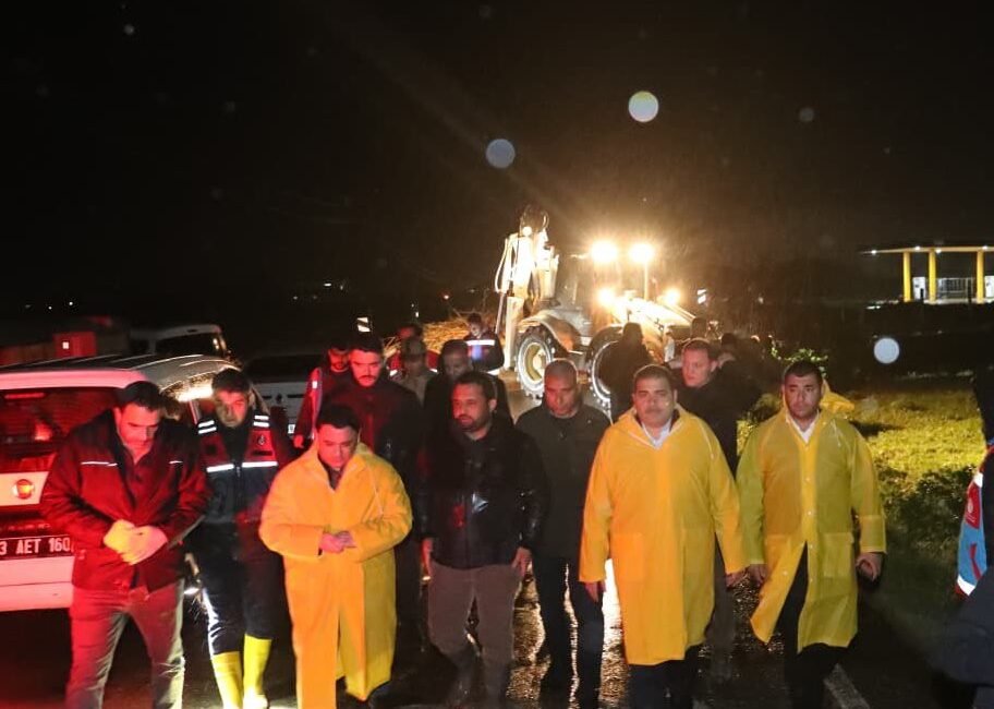 Ali LEYLAK/ŞANLIURFA, (DHA)-ŞANLIURFA'da sağanak sonrası dere taştı; su altında kalan