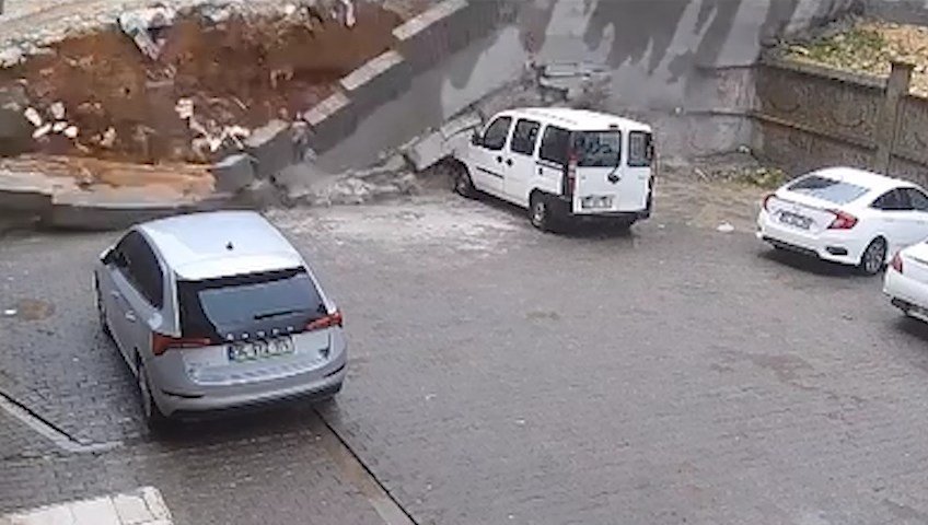 İSTİNAT DUVARI ÇÖKTÜ, BİR EVİ SU BASTI Şanlıurfa’da etkili olan