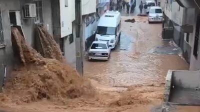 Ali LEYLAK-Ömer ŞULUL/ŞANLIURFA, (DHA)- ŞANLIURFA’da etkili olan sağanak kent merkezi