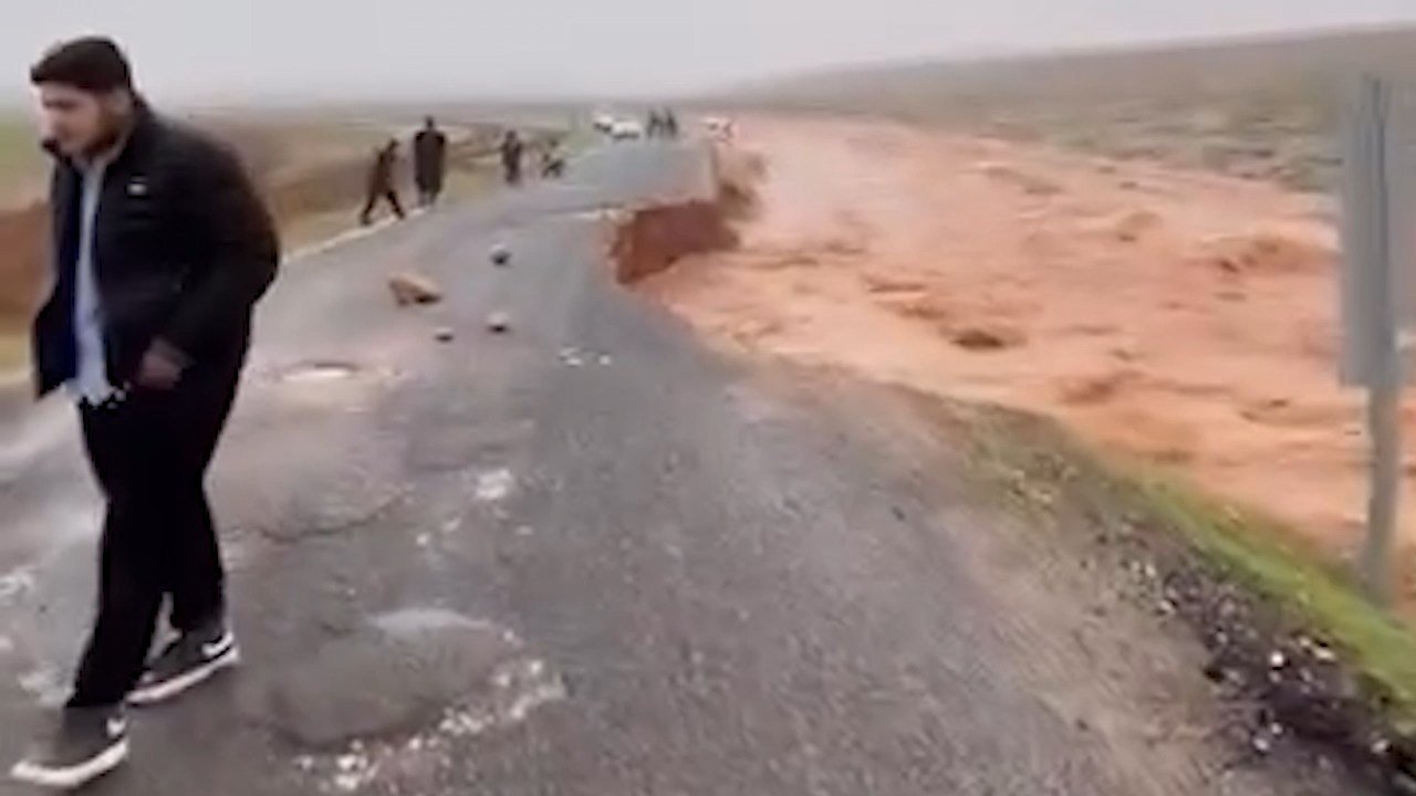Mehmet SEZGİN-Ömer ŞULUL/ŞANLIURFA, (DHA)- ŞANLIURFA’da gece saatlerinde etkili olan sağanak,