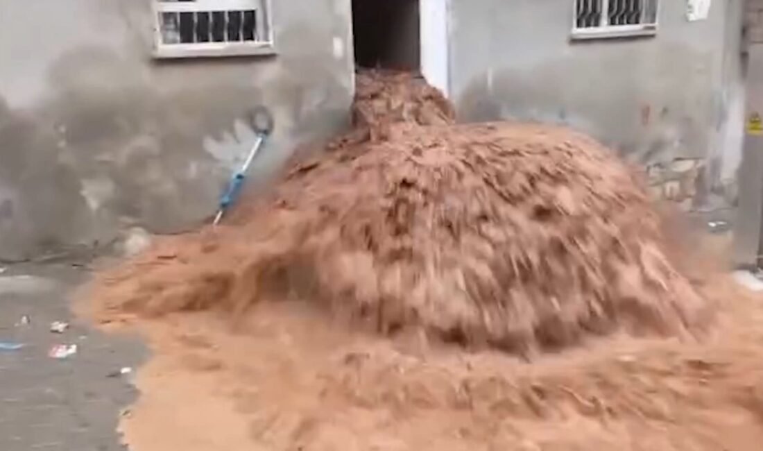 Şanlıurfa’da selin vurduğu evdeki kiracı: Çocuklarımızı güçlükle çıkardık Ali LEYLAK/ŞANLIURFA (DHA)- ŞANLIURFA’da etkili olan sağanak sırasında deredeki taşkın