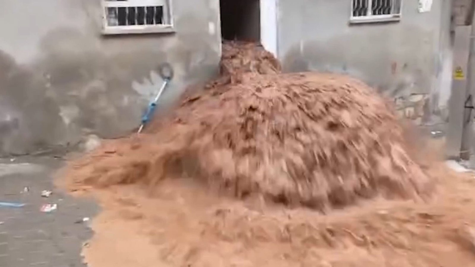 Ali LEYLAK/ŞANLIURFA (DHA)- ŞANLIURFA’da etkili olan sağanak sırasında deredeki taşkın