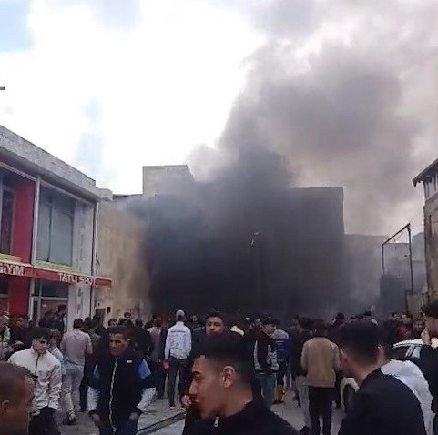 Ali LEYLAK/ŞANLIURFA, (DHA)- ŞANLIURFA’da bir elektrik trafosunda meydana gelen patlamada