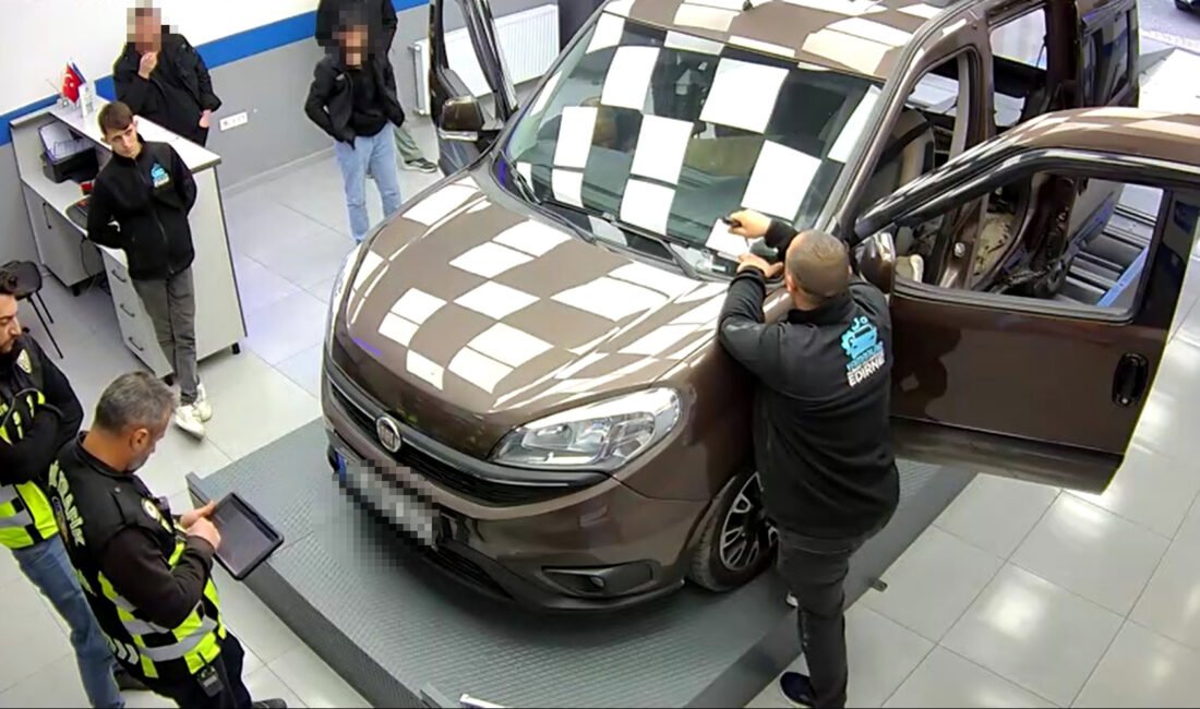 Satış sonrası ekspertize götürülen hafif ticari aracın alt kısmı ‘zulaya’ dönüştürülmüş Olgay GÜLER-Umut IŞIK/EDİRNE, (DHA)- EDİRNE’de, yeni alınan ikinci el hafif