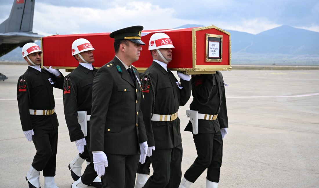 Şehit binbaşının cenazesi Isparta’ya getirildi Ali ÇEVİKBAŞ/ISPARTA, (DHA)- KATAR- Türk Birleşik Müşterek Kuvvet Komutanlığı bünyesinde