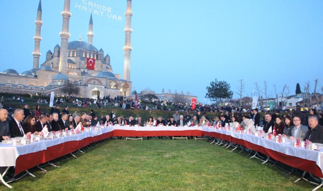 Selimiye Camisi meydanında 7 bin 500 kişi Kadir Gecesi iftarında buluştu Umut IŞIK- Batuhan SEVER/ EDİRNE, (DHA)- EDİRNE'de, restorasyon çalışmalarının ardından