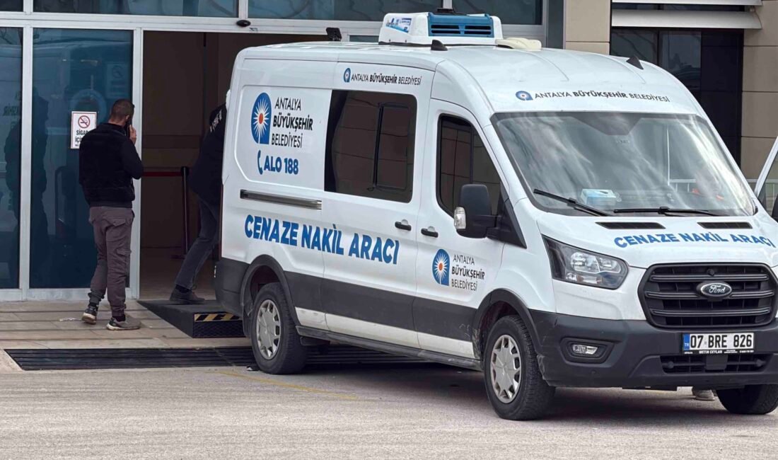 YAKINLARI CENAZEYİ ALDI Antalya'da evinde göğsünden tabanca ile vurulan sera