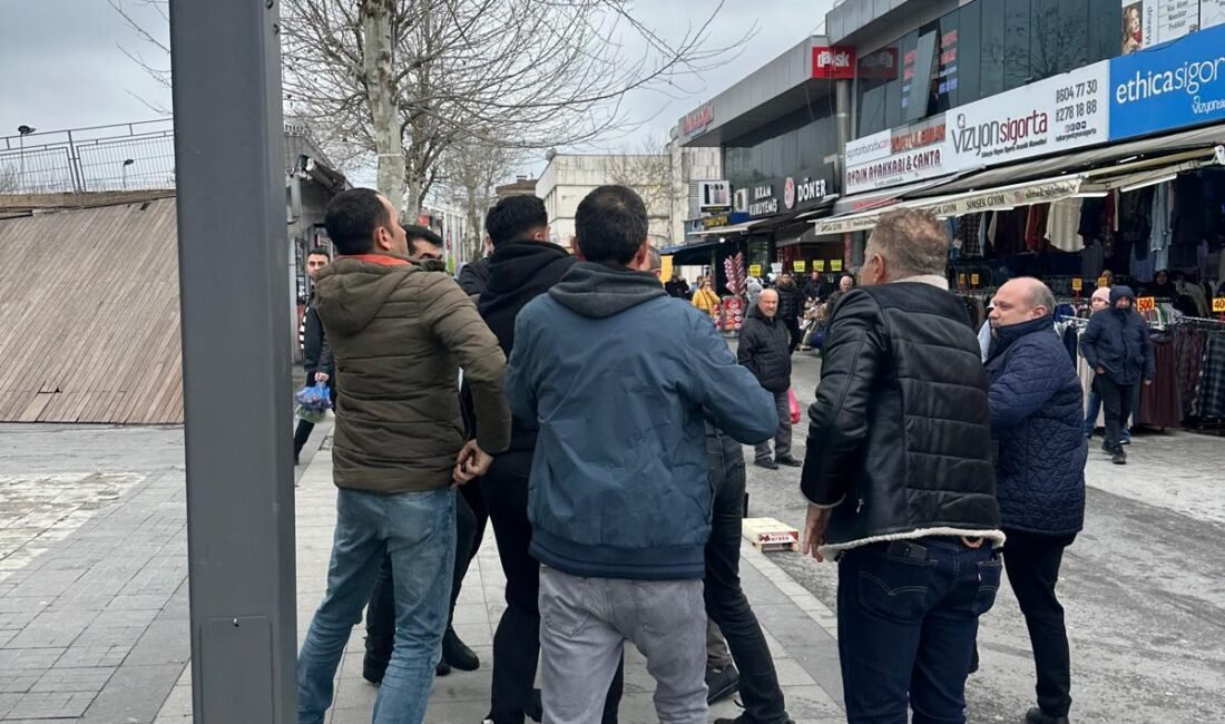 Serhat YILMAZ/ ADAPAZARI(Sakarya), (DHA)- SAKARYA’nın Adapazarı ilçesinde seyyar satıcı ile