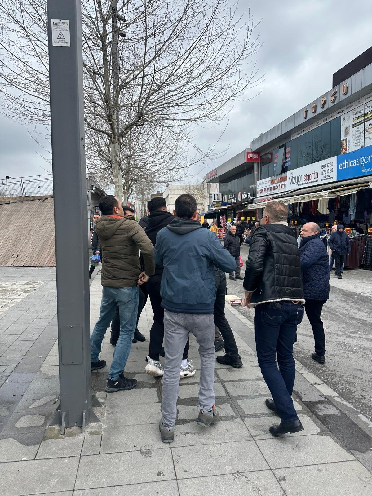 Serhat YILMAZ/ ADAPAZARI(Sakarya), (DHA)- SAKARYA’nın Adapazarı ilçesinde seyyar satıcı ile