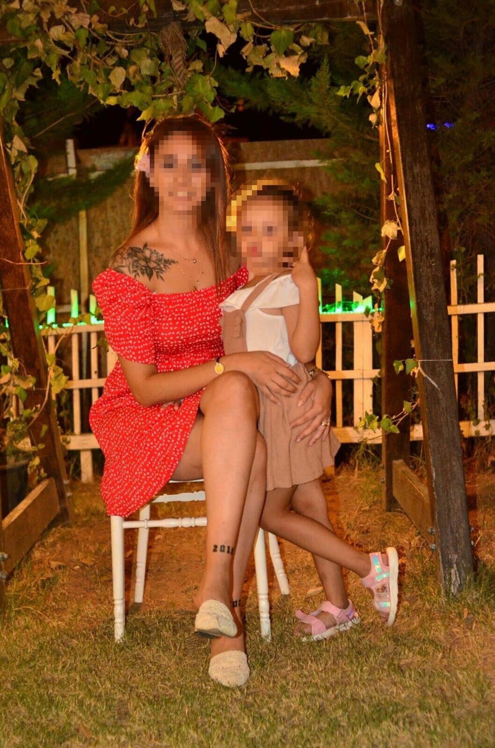 Kadir ÖZEN/İZMİR, (DHA)- İZMİR'de bir binanın 4'üncü kat balkonundan düşerek