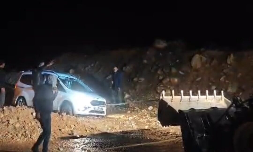 Siirt’te Bitlis Çayı’nın debisi yükseldi, önlemler arttırıldı (2) HEYELAN YOLU KAPATTI Siirt-Eruh-Şırnak kara yolunda dün gece saatlerinde sağanağın