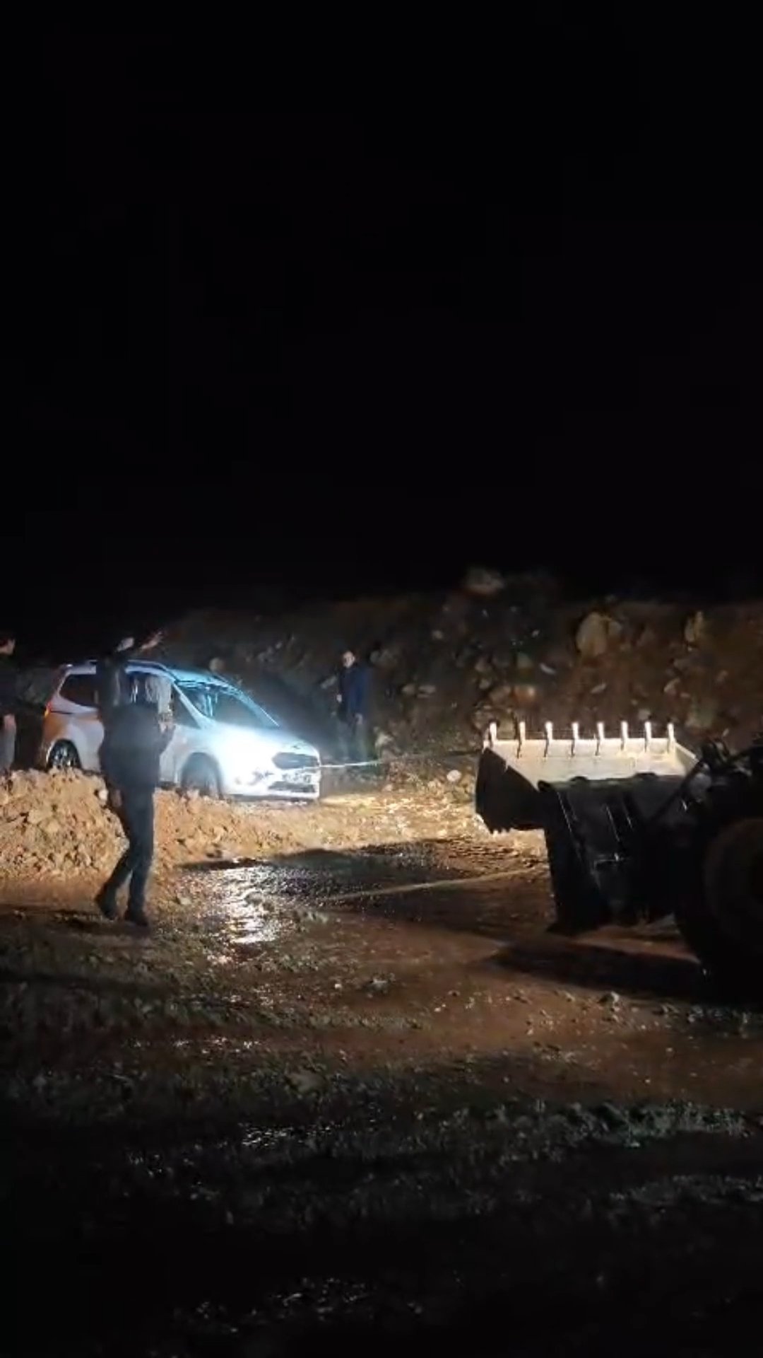 HEYELAN YOLU KAPATTI Siirt-Eruh-Şırnak kara yolunda dün gece saatlerinde sağanağın