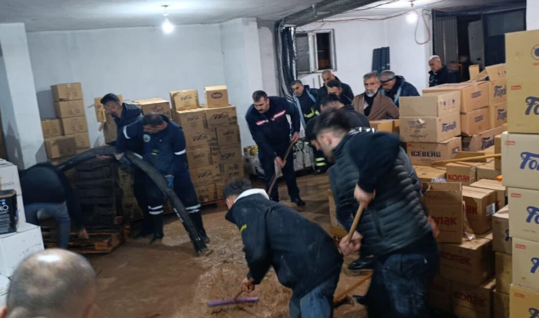 Siirt’te sağanak hayatı olumsuz etkiledi Akif ÖZALP/ SİİRT, (DHA)- SİİRT’te akşam saatlerinde etkili olan sağanak