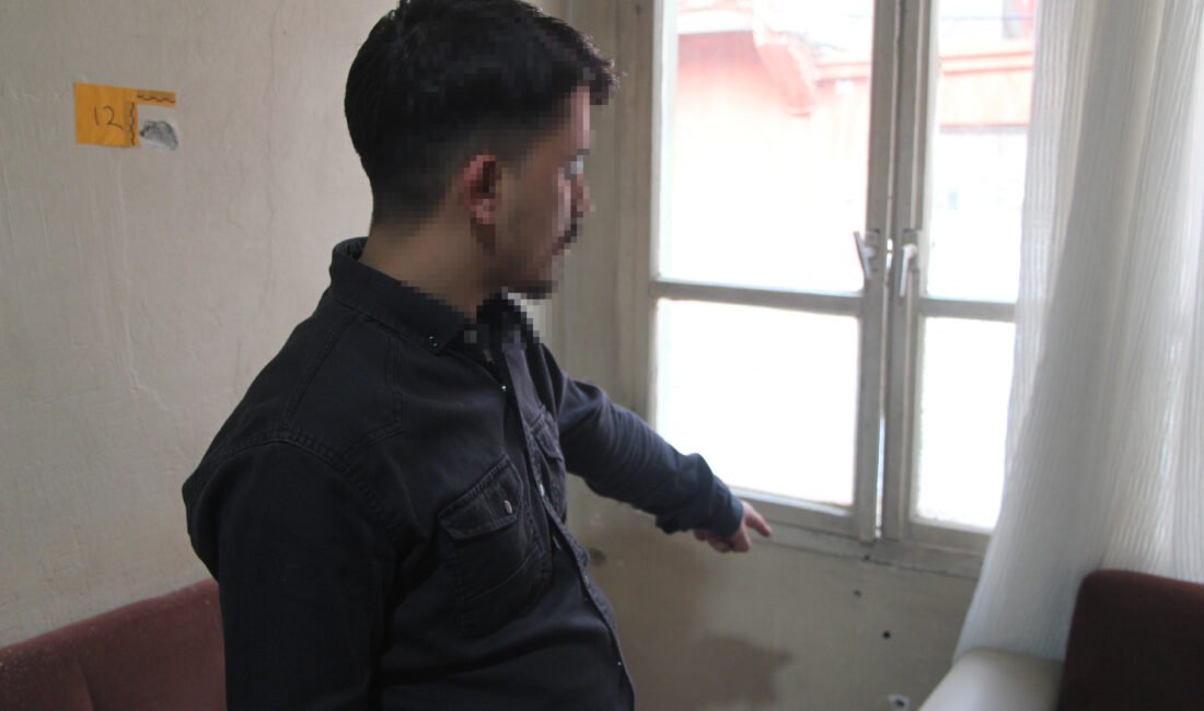 Silikon maskeli saldırganlar zorla girdikleri evde kurşun yağdırdı: Anne ve oğlu yaralandı Yusuf YILDIZ- Yaşar SERİNTÜRK/ ADANA, (DHA)- ADANA'da yüzlerinde silikon maske