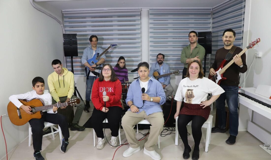 Seza Nur ALPDÜNDAR/İZMİR, (DHA)- SIRADIŞI Çocuklar Orkestrası notaların gücüyle toplumsal