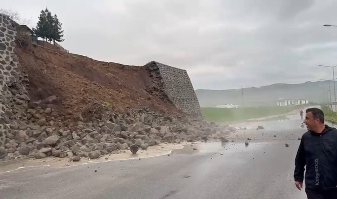 Sekvan KÜDEN/CİZRE (Şırnak), (DHA)-ŞIRNAK'ın Cizre ilçesinde istinat duvarının aşırı yağış