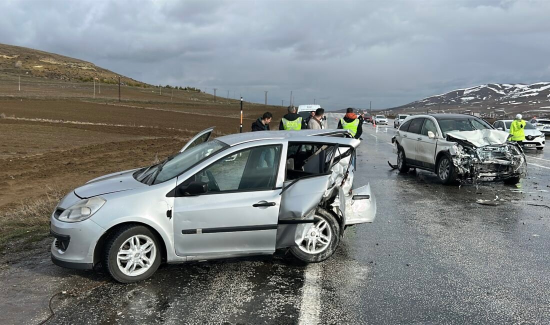 Uğur YİĞİT/YILDIZELİ (Sivas), (DHA)-SİVAS'ın Yıldızeli ilçesinde üç aracın karıştığı zincirleme