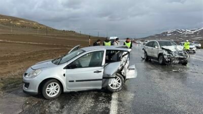 Uğur YİĞİT/YILDIZELİ (Sivas), (DHA)-SİVAS'ın Yıldızeli ilçesinde üç aracın karıştığı zincirleme