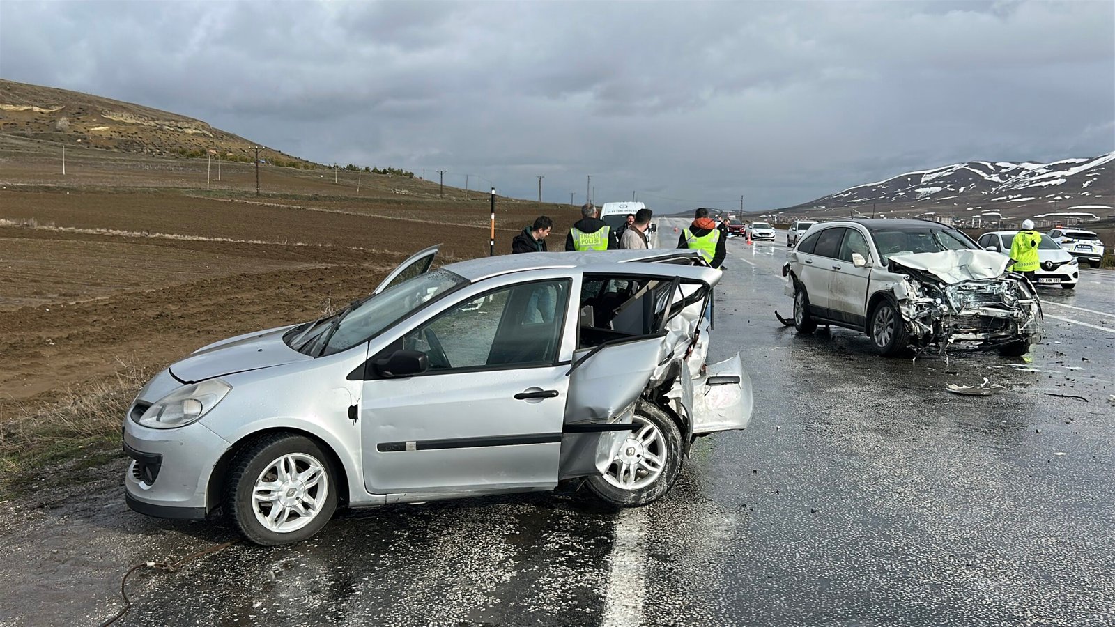 Uğur YİĞİT/YILDIZELİ (Sivas), (DHA)-SİVAS'ın Yıldızeli ilçesinde üç aracın karıştığı zincirleme