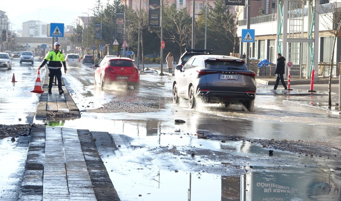 Hüsnü Ümit AVCI/SİVAS, (DHA)-SİVAS'ta ana şebeke su borusunun patlaması sonucu