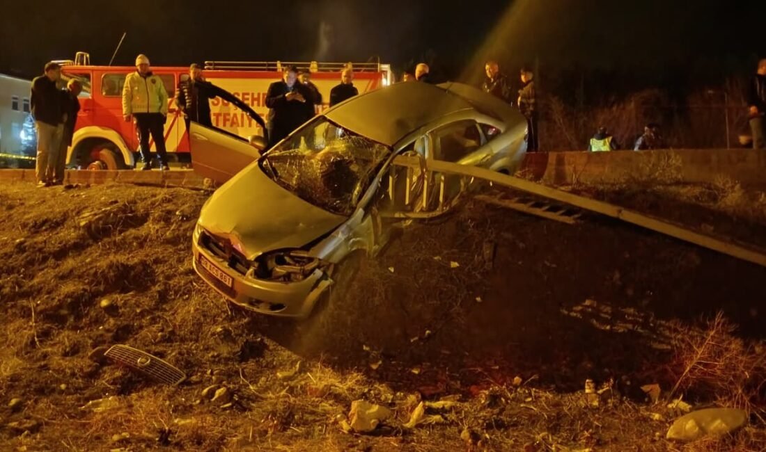 Oğuzhan ÇİFCİ/ SUŞEHRİ(Sivas), (DHA)- SİVAS'ın Suşehri ilçesinde otomobilin bariyerlere çarptığı