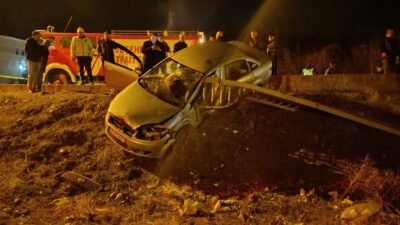 Oğuzhan ÇİFCİ/ SUŞEHRİ(Sivas), (DHA)- SİVAS'ın Suşehri ilçesinde otomobilin bariyerlere çarptığı