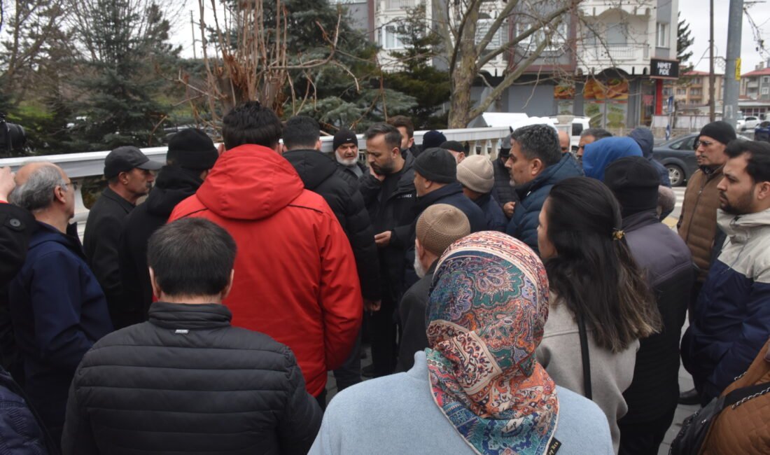 Sivas’ta ‘umre’ dolandırıcılığı mağdurları müftülüğe başvurdu Hüsnü Ümit AVCI/SİVAS, (DHA)- SİVAS'ta N.T. tarafından umre vaadiyle dolandırıldıklarını