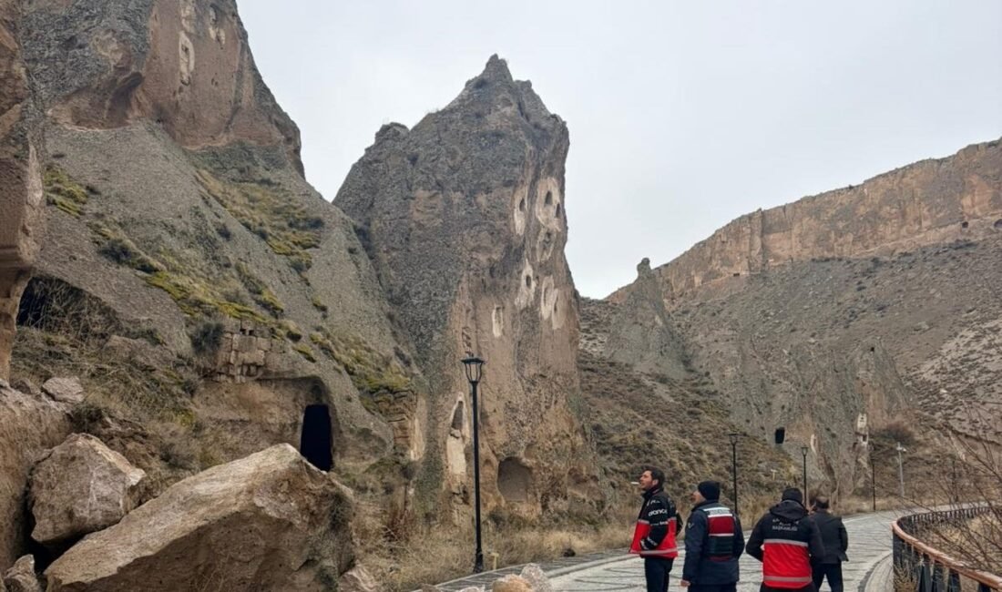 Soğanlı Vadisi’nde kaya parçası düştü Ahmet KORKMAZER/KAYSERİ, (DHA)- KAPADOKYA'nın giriş kapısı olarak bilinen Kayseri’nin Yeşilhisar