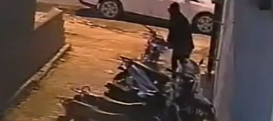 Son taksitini ödediği motosikleti çalındı, hırsızlık kamerada Yunus Cuma YAŞATIR/REYHANLI (Hatay), (DHA)- HATAY'ın Reyhanlı ilçesinde Muhammed Ali