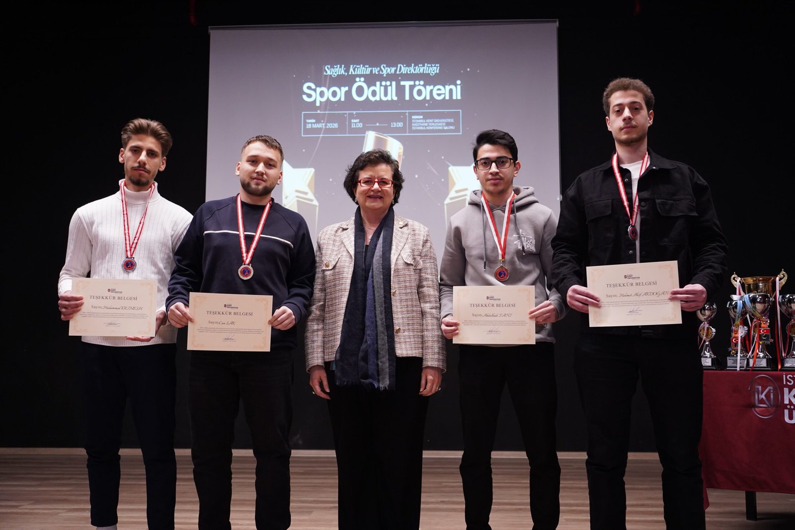 İSTANBUL, (DHA)- İSTANBUL Kent Üniversitesi, öğrencilerinin spor alanındaki başarılarını ödüllendirmek