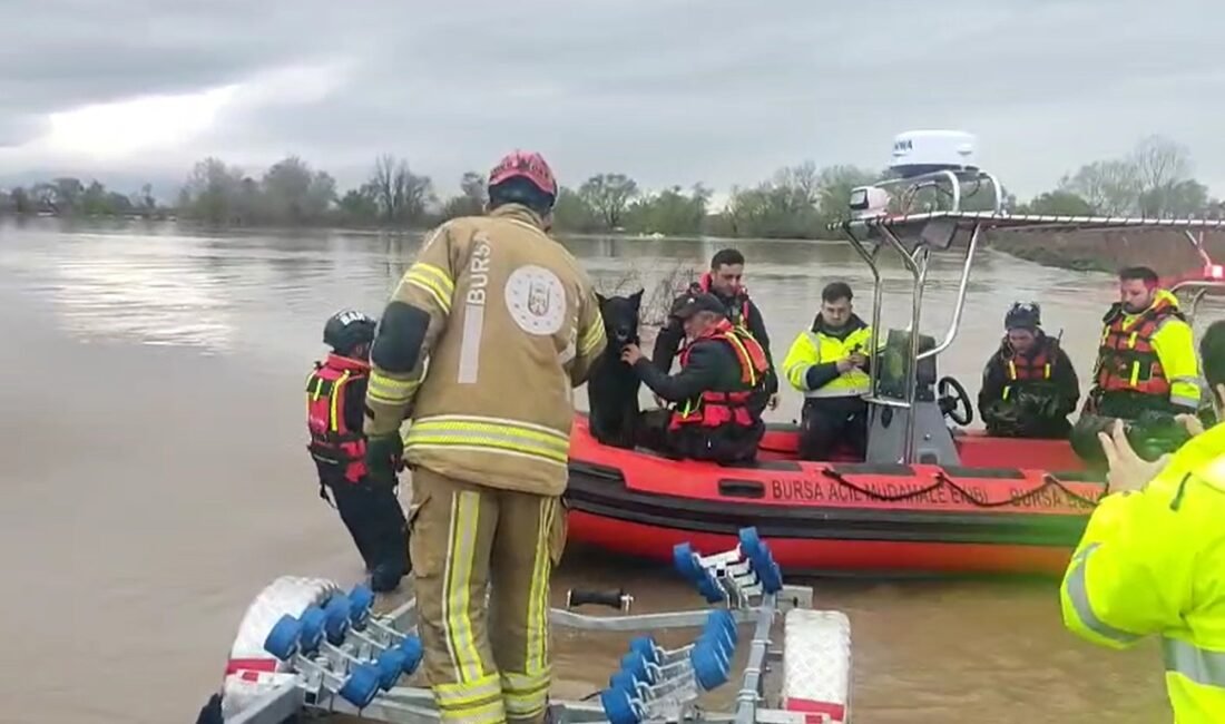 Yasin KESKİN/ KARACABEY(Bursa), (DHA)- BURSA’nın Karacabey ilçesinde su baskını nedeniyle
