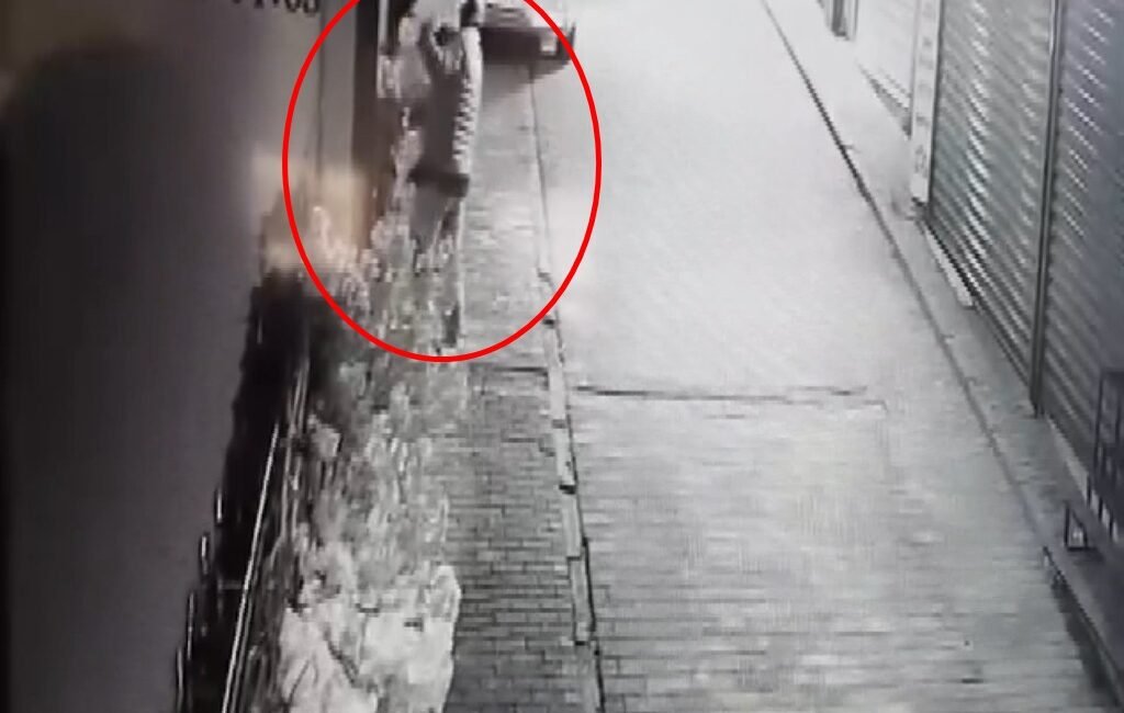 Yiğithan HÜYÜK/BURSA, (DHA)- BURSA’da motosiklet kasklı kişi tarafından duvarında asılı