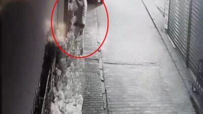 Yiğithan HÜYÜK/BURSA, (DHA)- BURSA’da motosiklet kasklı kişi tarafından duvarında asılı