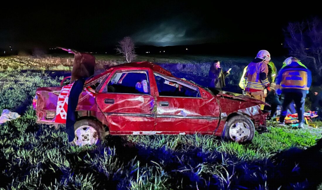 Hasan YİĞEN/KULA (Manisa), (DHA)-MANİSA'nın Kula ilçesinde yağmur nedeniyle kayganlaşan yolda