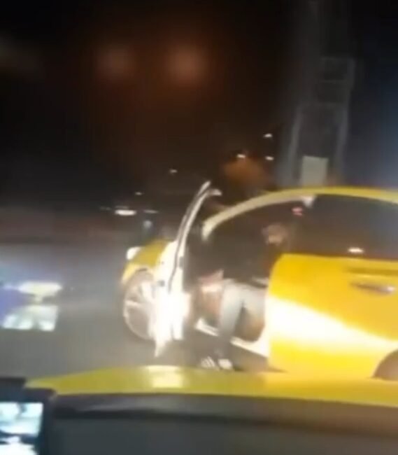 Serhat GÜLER/ADANA, (DHA)- ADANA'da bir taksi şoförü, tartıştığı meslektaşının aracının