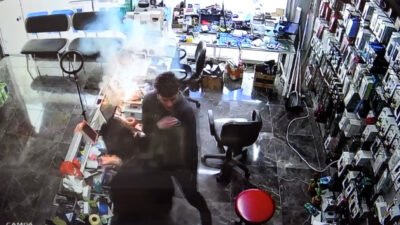 Erkan ALTUNTAŞ/AKSARAY, (DHA)- AKSARAY'da tamir için bırakılan cep telefonunun bataryası