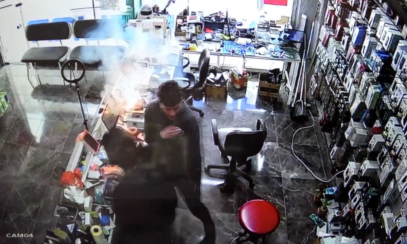 Erkan ALTUNTAŞ/AKSARAY, (DHA)- AKSARAY'da tamir için bırakılan cep telefonunun bataryası