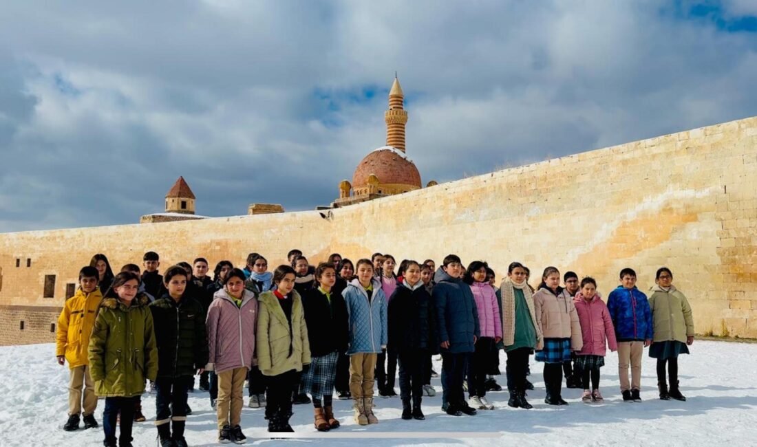 DOĞUBAYAZIT (Ağrı), (DHA)- AĞRI'nın Doğubayazıt ilçesindeki müzik öğretmenleri, 'Maarifin Kalbinde