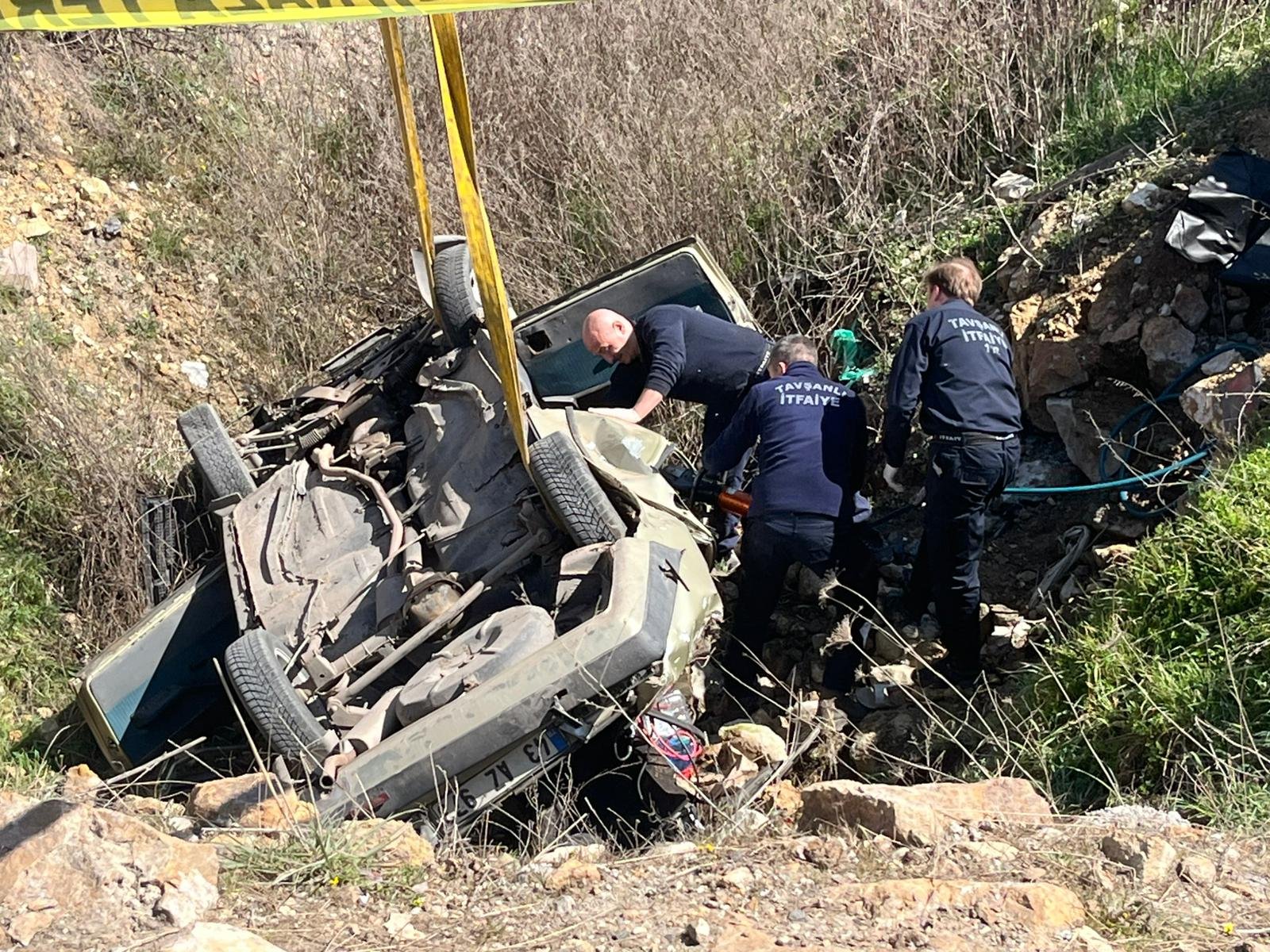 Tuna İŞLEYEN/TAVŞANLI (Kütahya), (DHA)- KÜTAHYA’nın Tavşanlı ilçesinde yol kenarındaki çukura