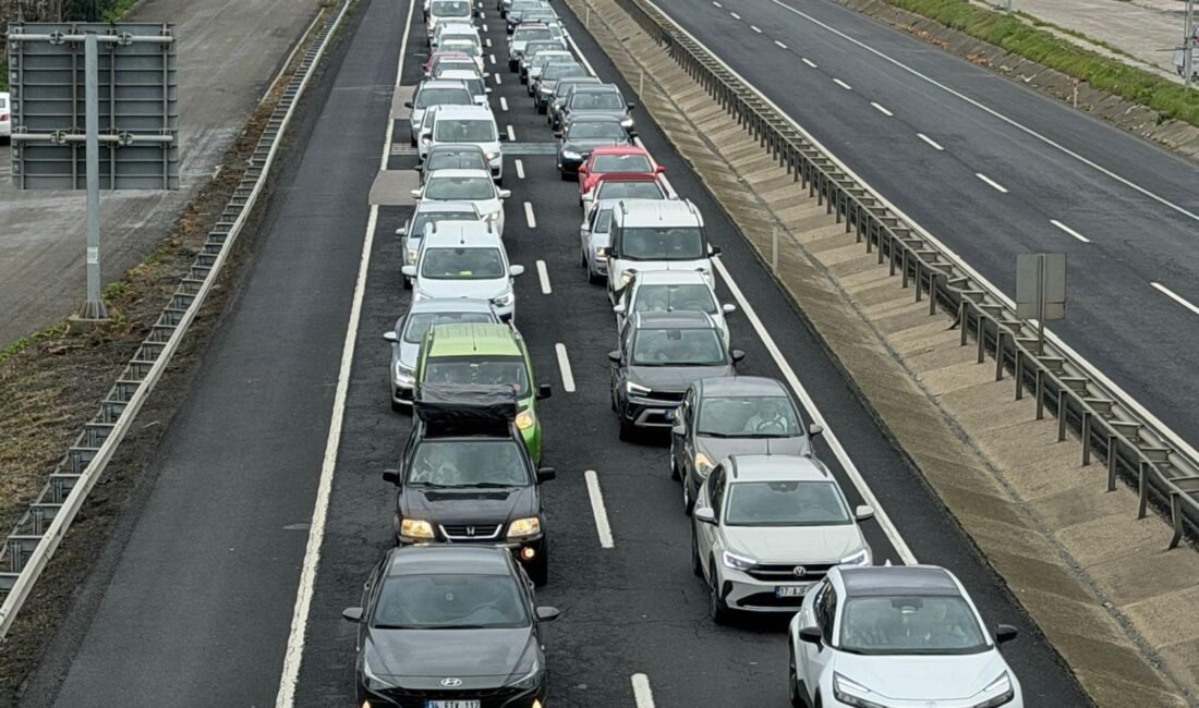 Tekirdağ-İstanbul kara yolunda araç yoğunluğu; ağır vasıtalara kısıtlama Mehmet YİRUN-Şafak TAŞOYAR/TEKİRDAĞ, (DHA)- RAMAZAN Bayramı tatilinin son gününde Tekirdağ-İstanbul