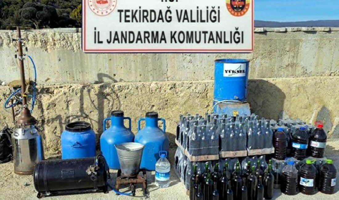 Tekirdağ’da çiftlik evinde silah, sahte içki, uyuşturucu ele geçirildi Nuri ÇAĞLAR/ŞARKÖY(Tekirdağ), (DHA)- TEKİRDAĞ'ın Şarköy ilçesinde jandarmanın çiftlik evine düzenlediği