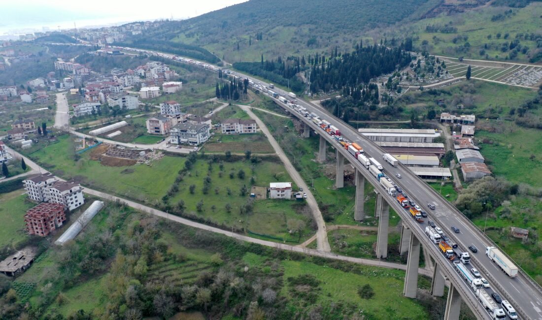 Ardacan UZUN/ İZMİT(Kocaeli), (DHA)- KOCAELİ’de, TEM Otoyolu’nda 2 TIR ve