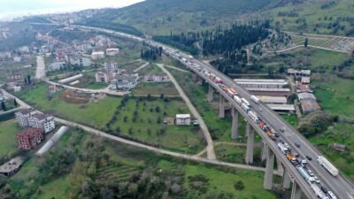 Ardacan UZUN/ İZMİT(Kocaeli), (DHA)- KOCAELİ’de, TEM Otoyolu’nda 2 TIR ve